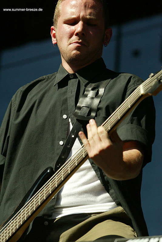 Bild eines Mitglieds der Band Farmer Boys beim Live Auftritt auf dem Summer Breeze 2003.